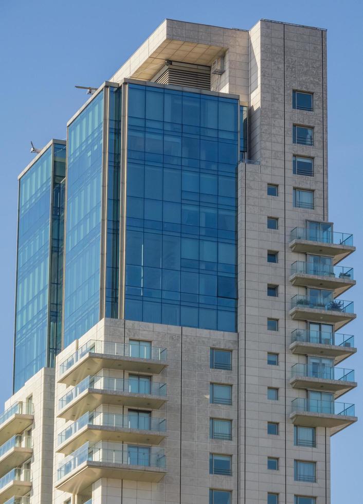 Buenos Aires, Argentina. 2019. edificio a estrenar, hormigon y cristal foto