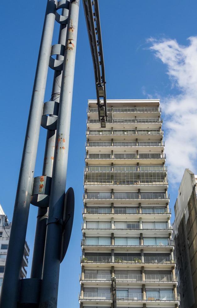 Buenos Aires, Argentina. 2019. departamentos de viviendas con farolas foto