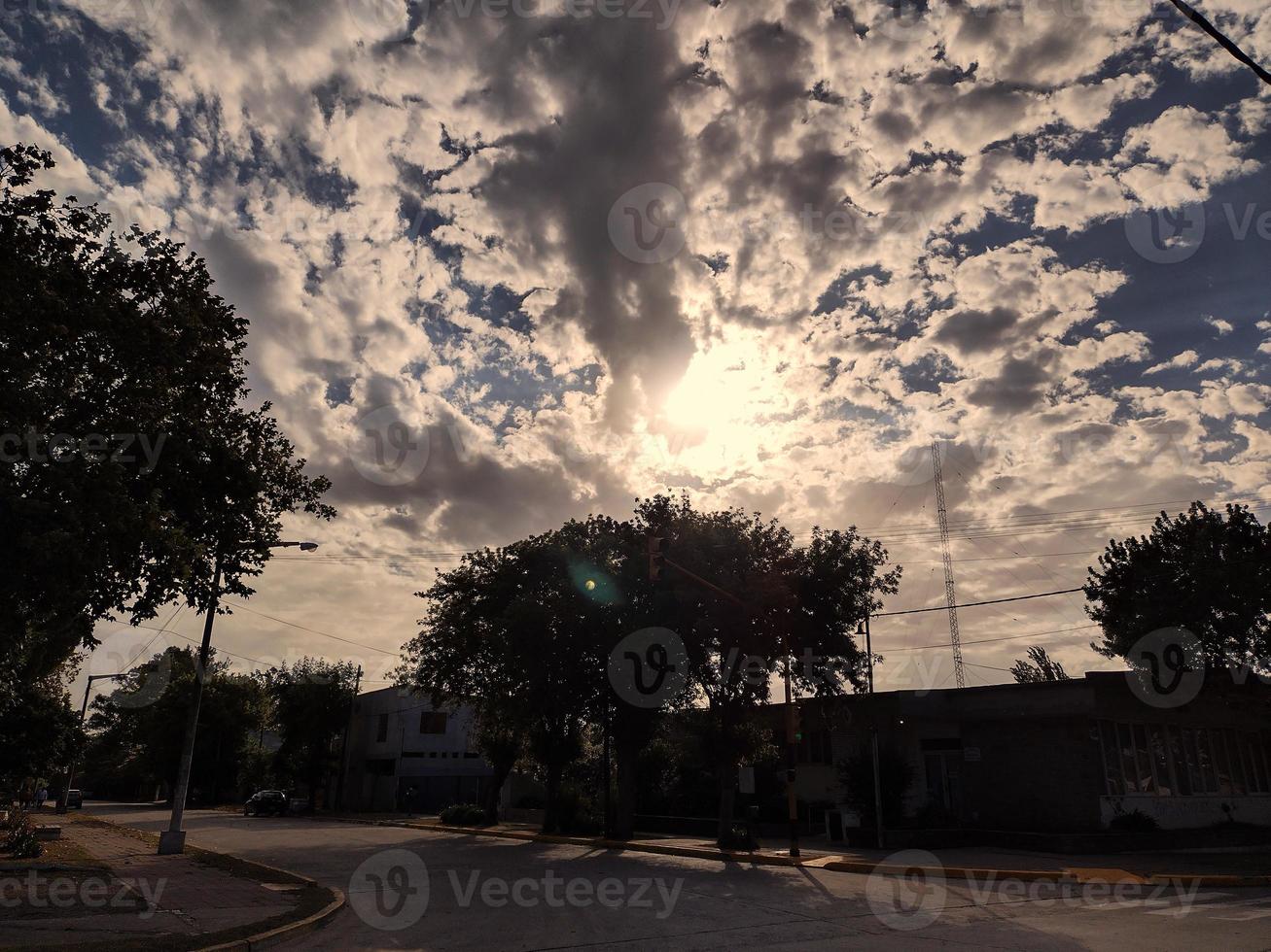 puesta de sol y nubes sobre la ciudad foto