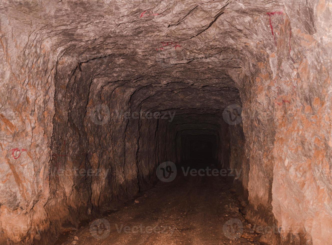 dentro del viejo túnel profundo de minería de estaño. cueva de pared de roca con camino rocoso. lugar de viaje en thong pha phum, kanchanaburi, tailandia llamado túnel 3d. foto