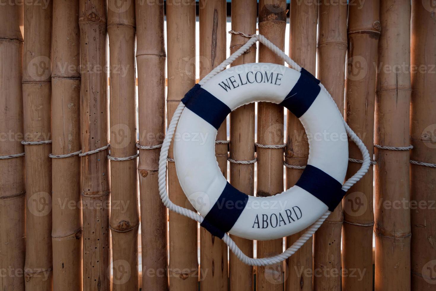 pared de bambú de madera con anillo de salvavidas azul y blanco foto