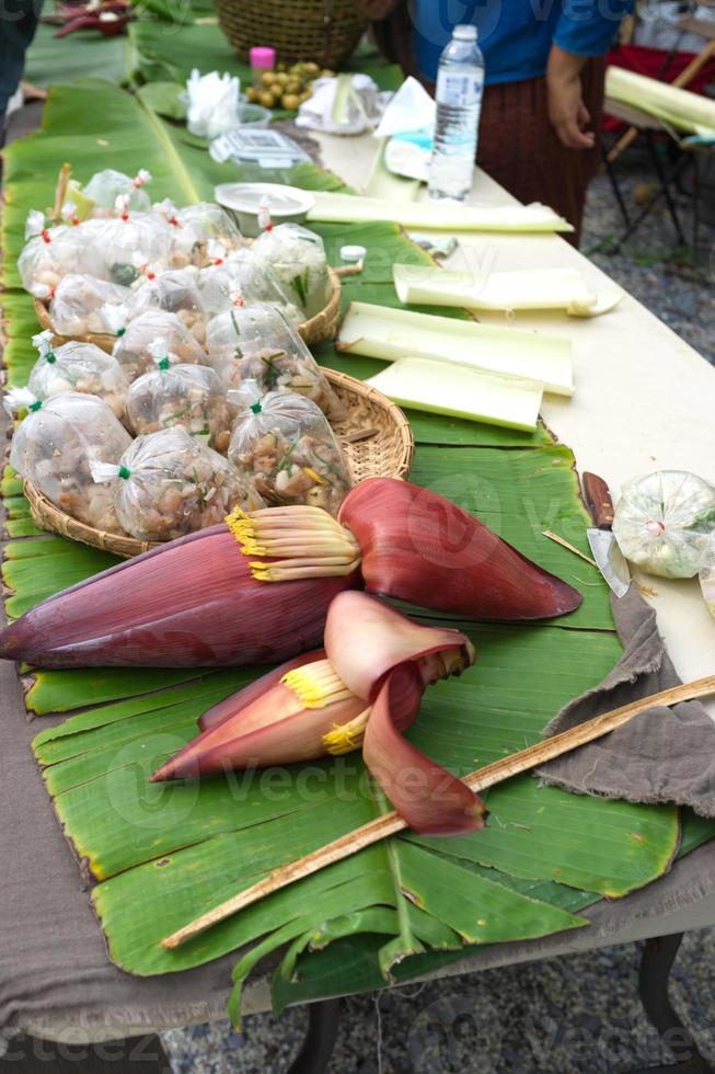 sal en flor de plátano. concepto de comida tailandesa foto