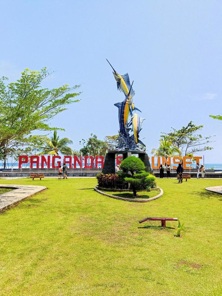 monumento en la playa pangandaran foto