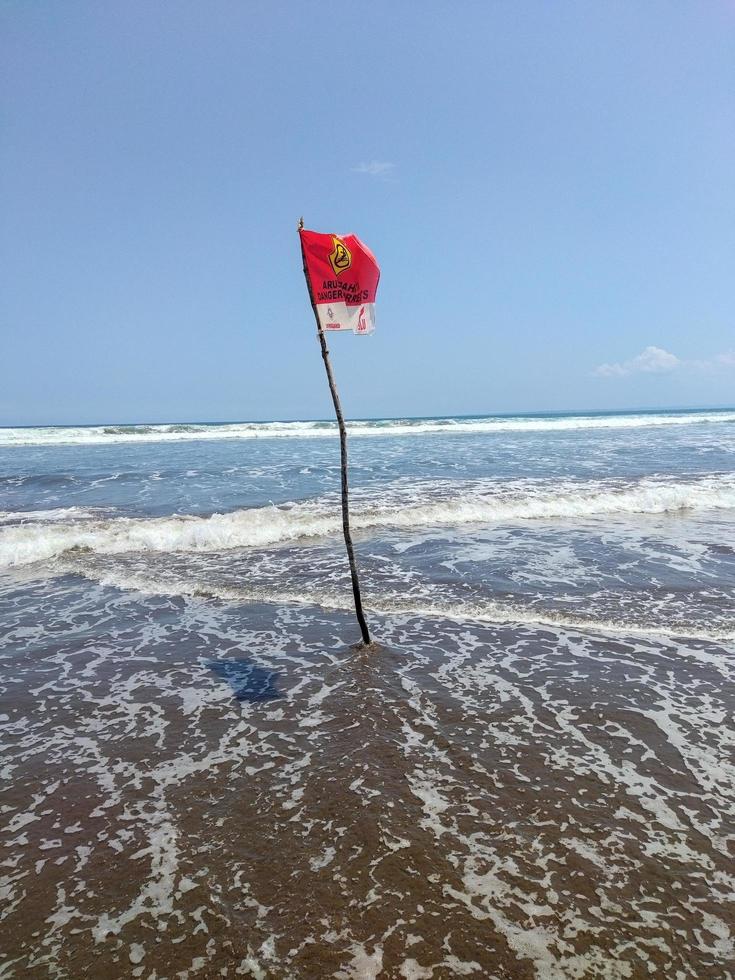 bandera roja de la zona de peligro de la playa de pangandaran foto