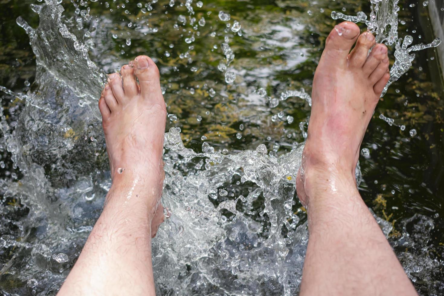 adolescente divirtiéndose en la piscina saltando al agua foto