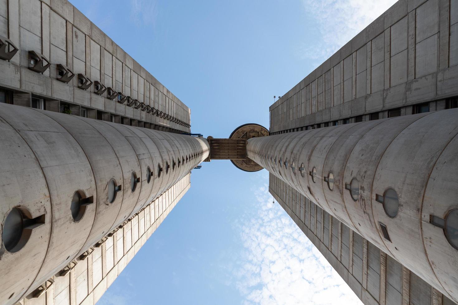 torre genex en belgrado vista desde abajo foto