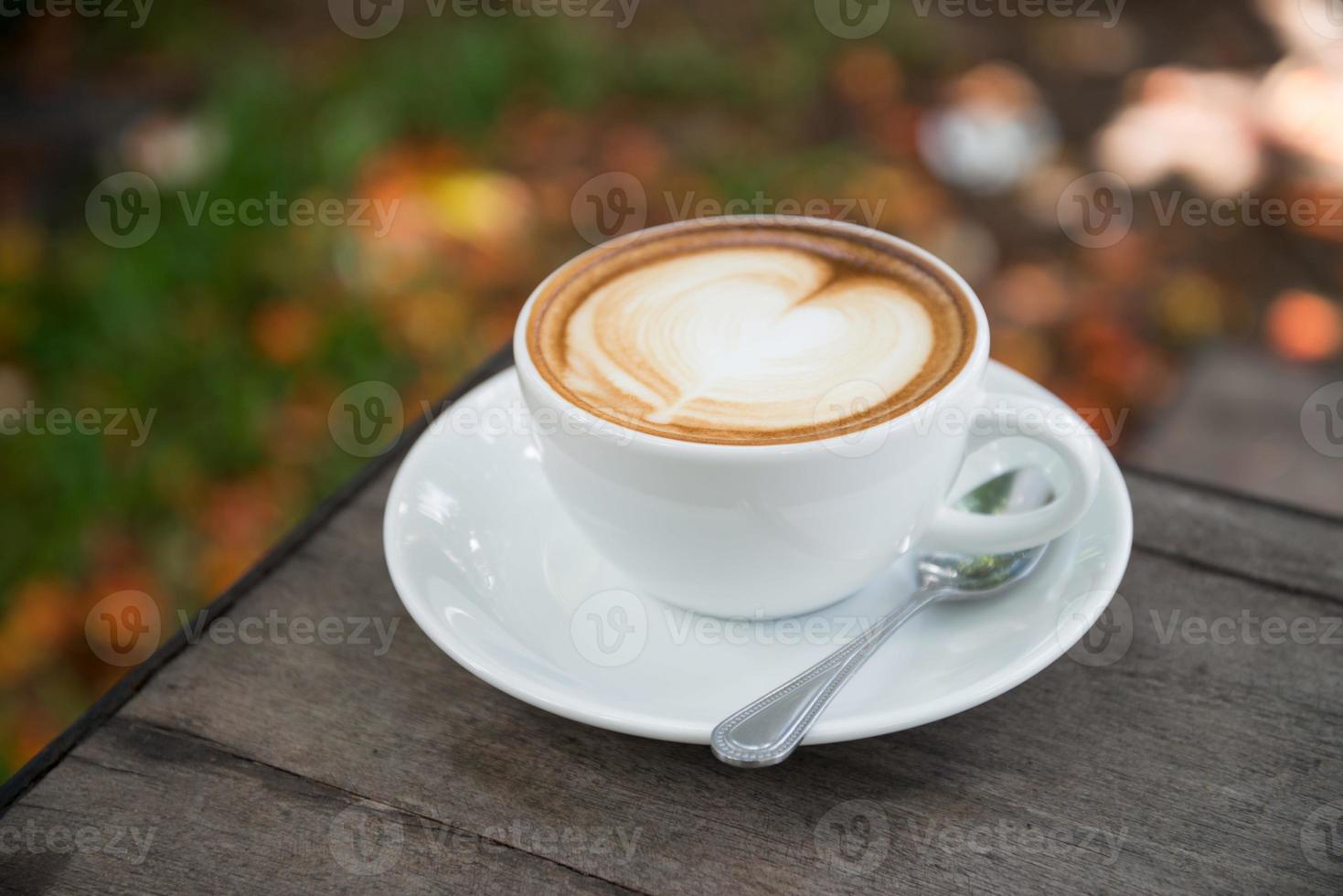 café latte art con forma de corazón foto