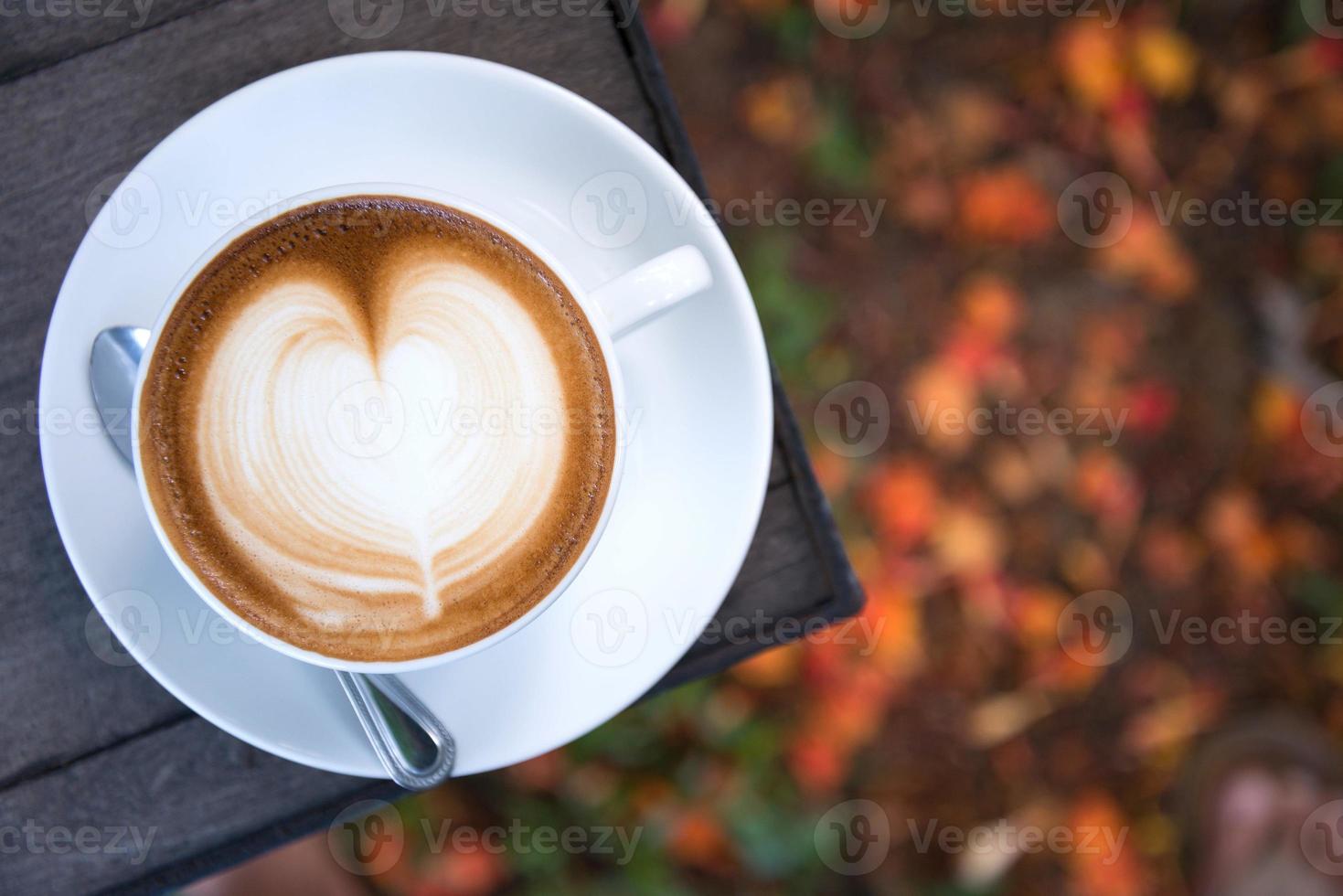 café latte art con forma de corazón foto