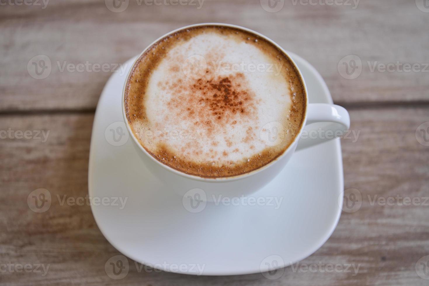 café capuchino en la mesa foto