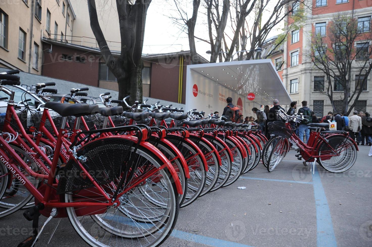 bicicletas en estacionado foto