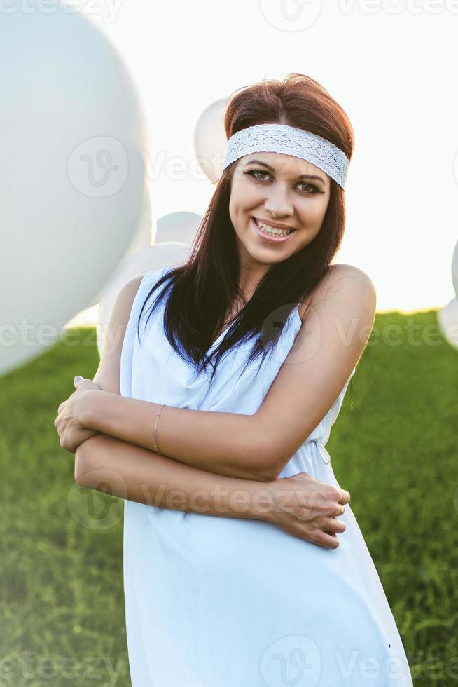 hermosa chica en vestido blanco con globos foto