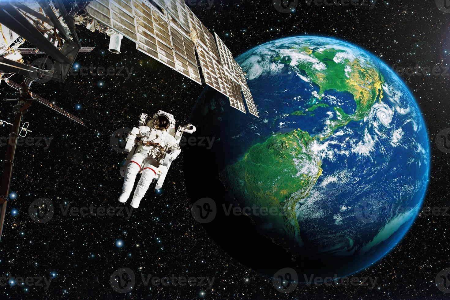 astronauta en el espacio ultraterrestre contra el telón de fondo del planeta tierra. elementos de esta imagen proporcionada por la nasa. foto