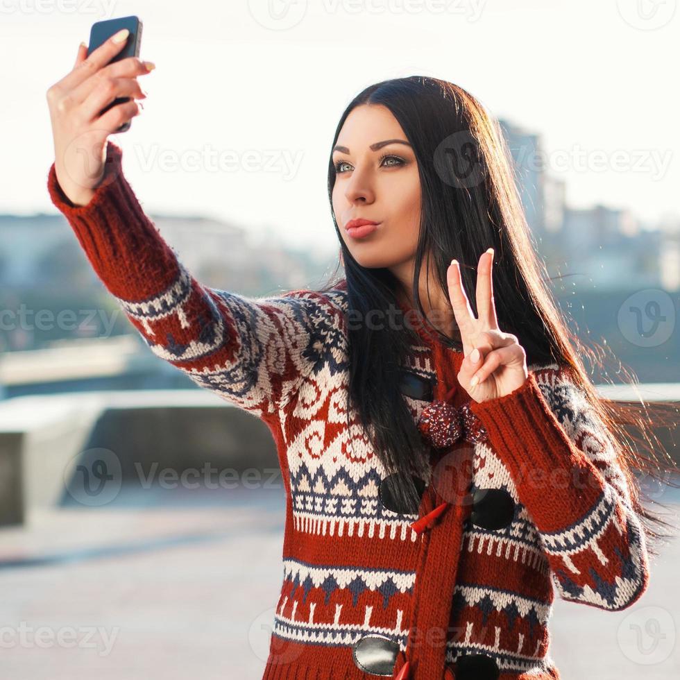 bella mujer haciendo selfie por teléfono foto