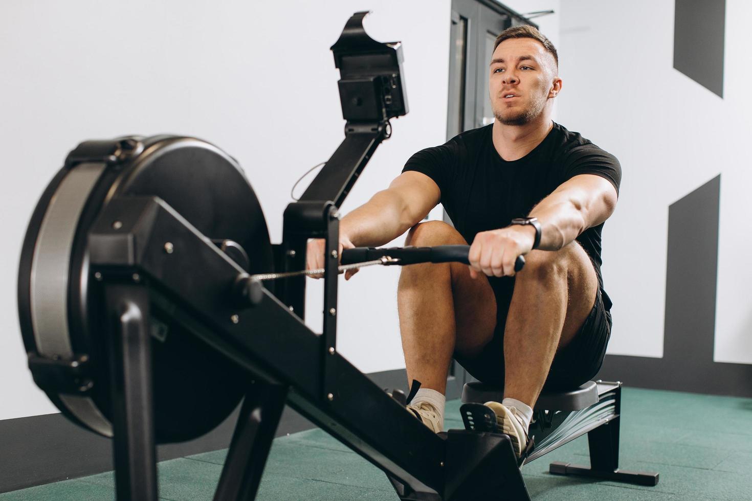 hombre corriendo ejercicio de remo en el gimnasio foto