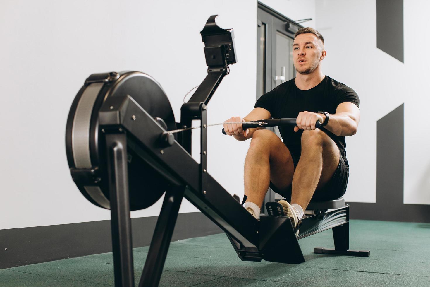 hombre corriendo ejercicio de remo en el gimnasio foto