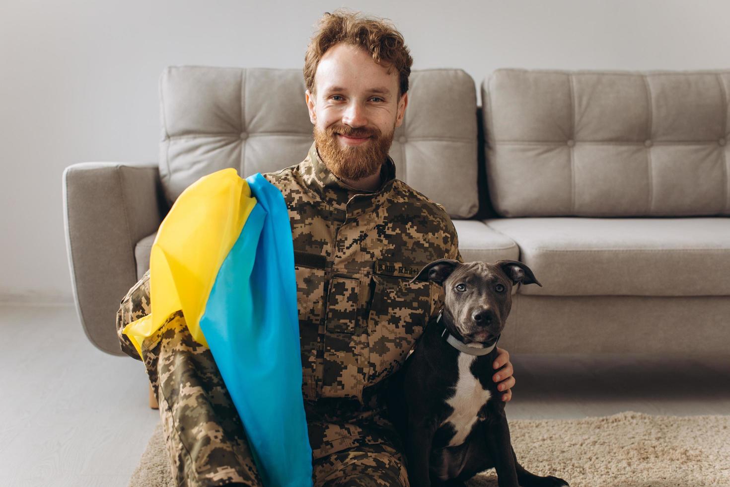 retrato de un soldado ucraniano y su fiel amigo el perro amstaff en la oficina foto