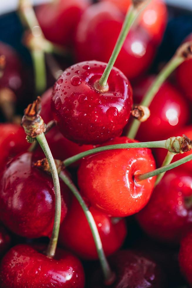 cereza roja jugosa brillante en gotas de agua. foto