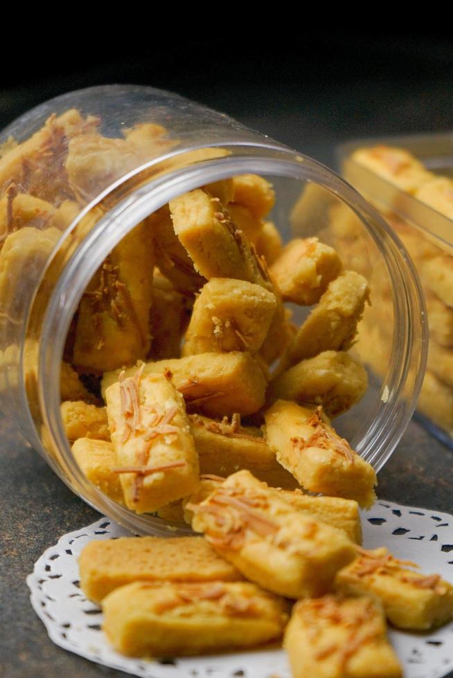 crujientes galletas kaastengels. galletas indonesias de influencia holandesa, típicamente servidas durante hari raya eid fitri. imagen de enfoque selectivo sobre fondo negro foto