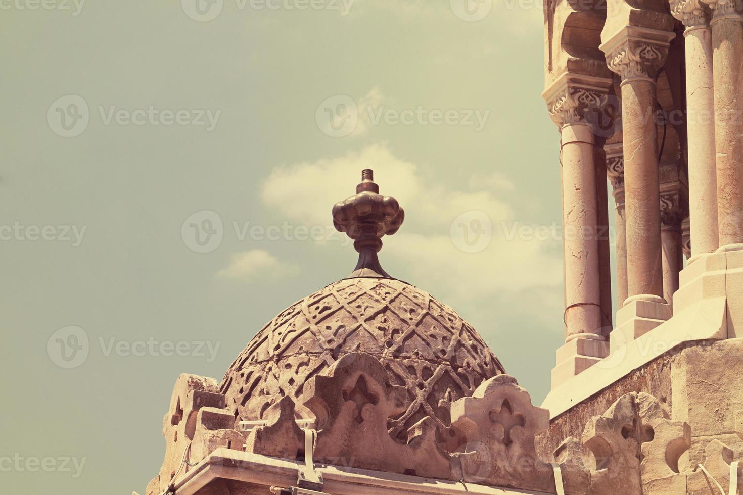 izmir, turquía, torre del reloj en la plaza konak foto