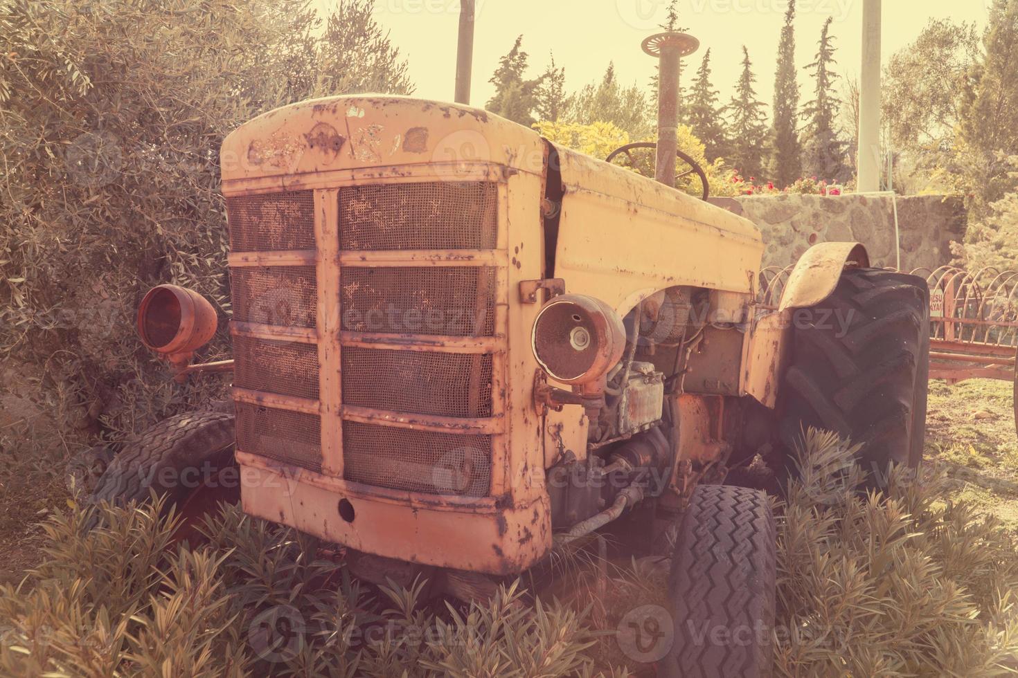 viejo tractor vintage en la granja foto