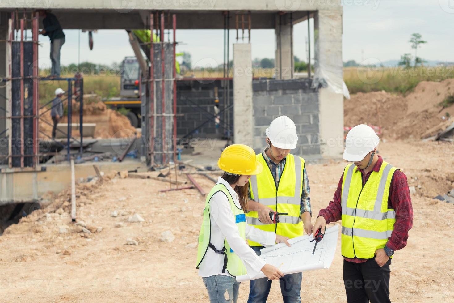 reunión de arquitecto e ingeniero para la planificación de un nuevo proyecto foto