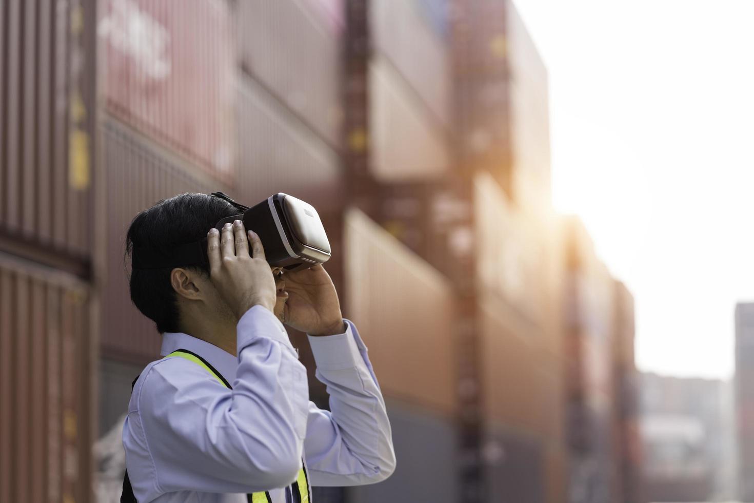 hombre de negocios con gafas de realidad virtual y camión con contenedor de carga foto