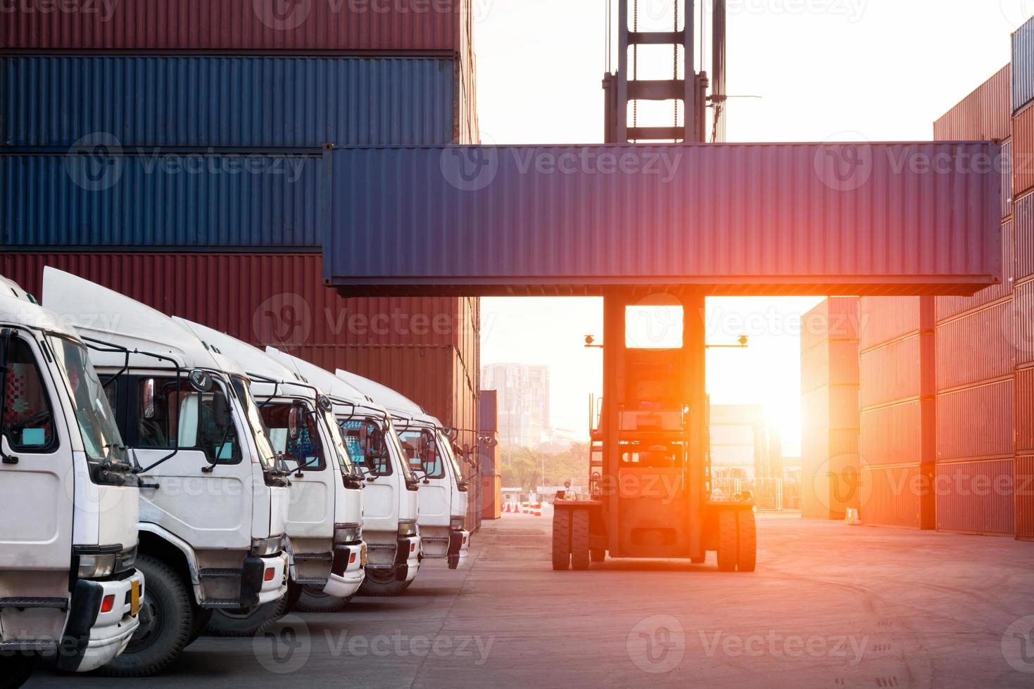 patio de contenedores industriales con montacargas trabajando por la mañana para antecedentes logísticos de importación y exportación foto