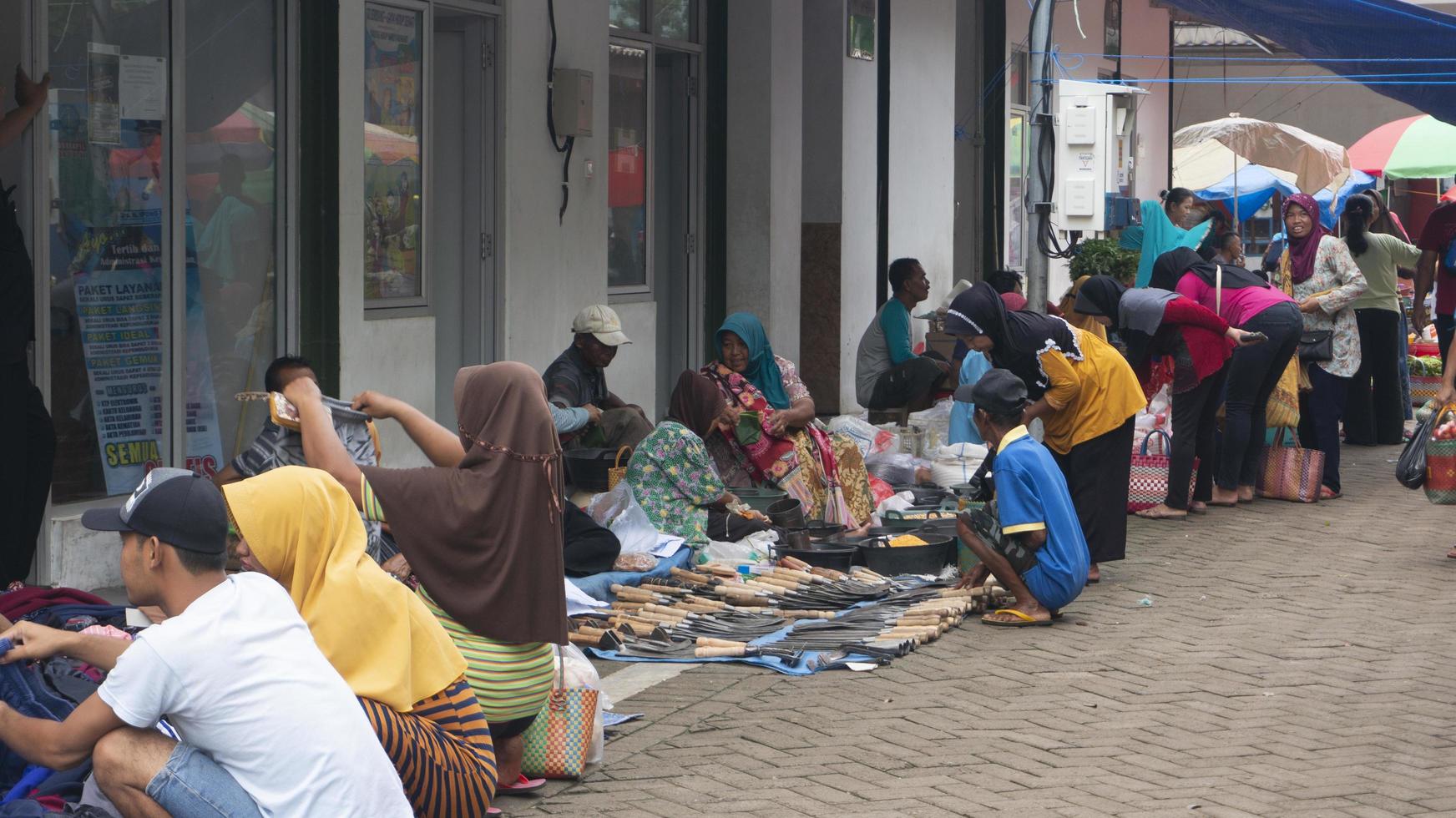 ponorogo, jawa timur, indonesia- 01-02-2020 personas que realizan transacciones en mercados tradicionales con una variedad de mercancías. Los productos locales y los productos importados son los productos preferidos por los compradores. foto