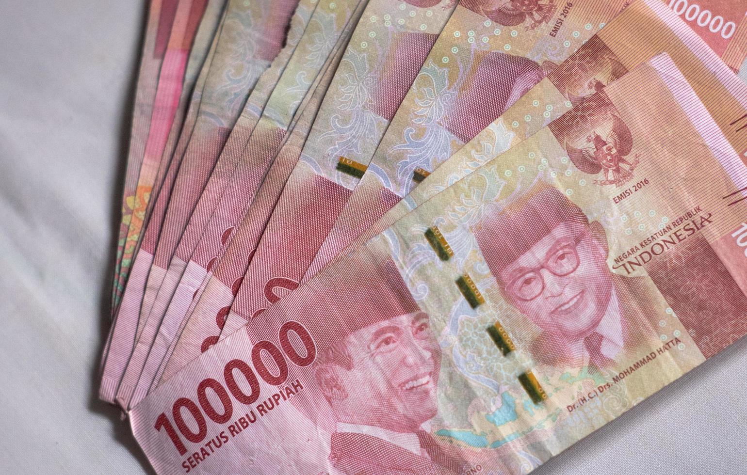 dinero indonesio cien mil rupias foto