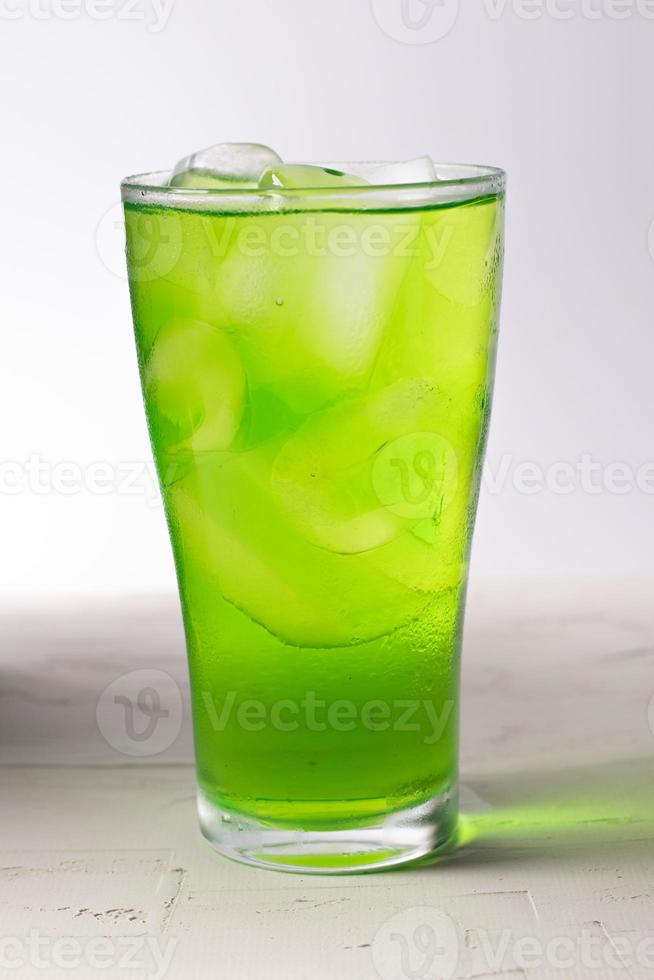 jugo de pandan en hielo sobre un fondo verde foto