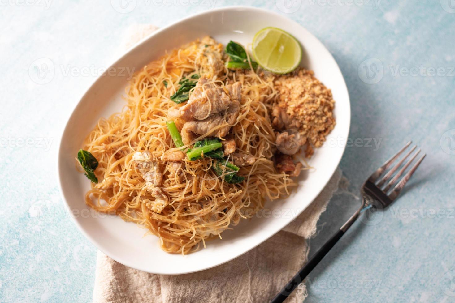 Stir-fried noodles with noodles and pork 8037649 Stock Photo at Vecteezy