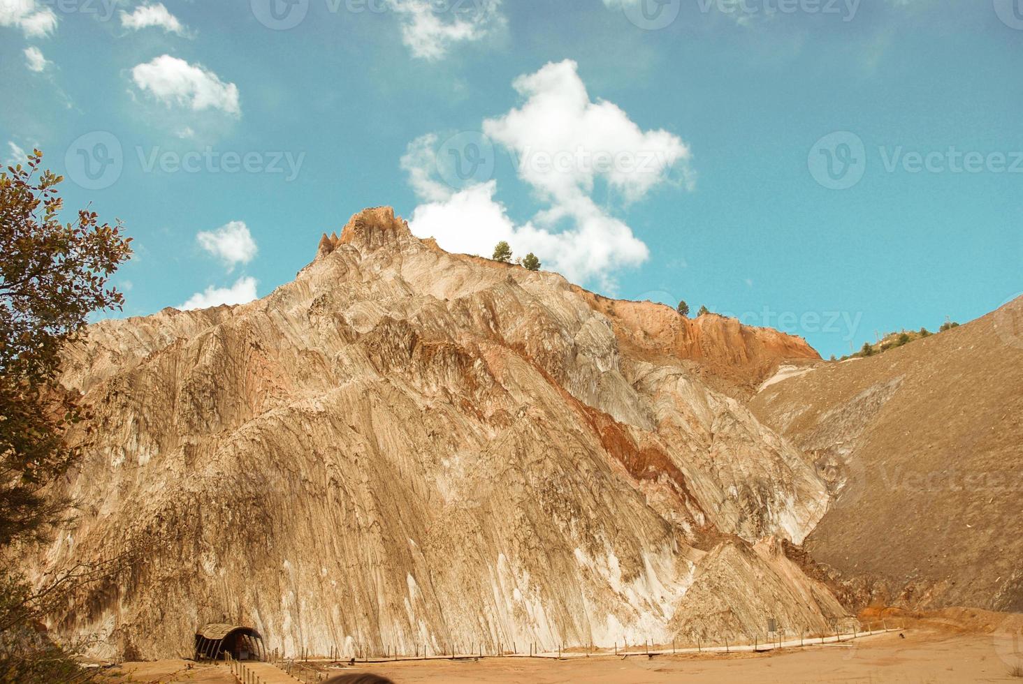 montaña de sal permanece en una mina foto