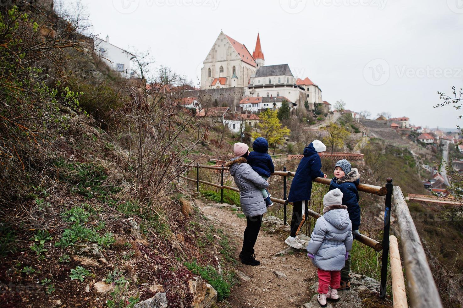 madre con niños caminando en el parque del castillo de znojmo en la república checa foto