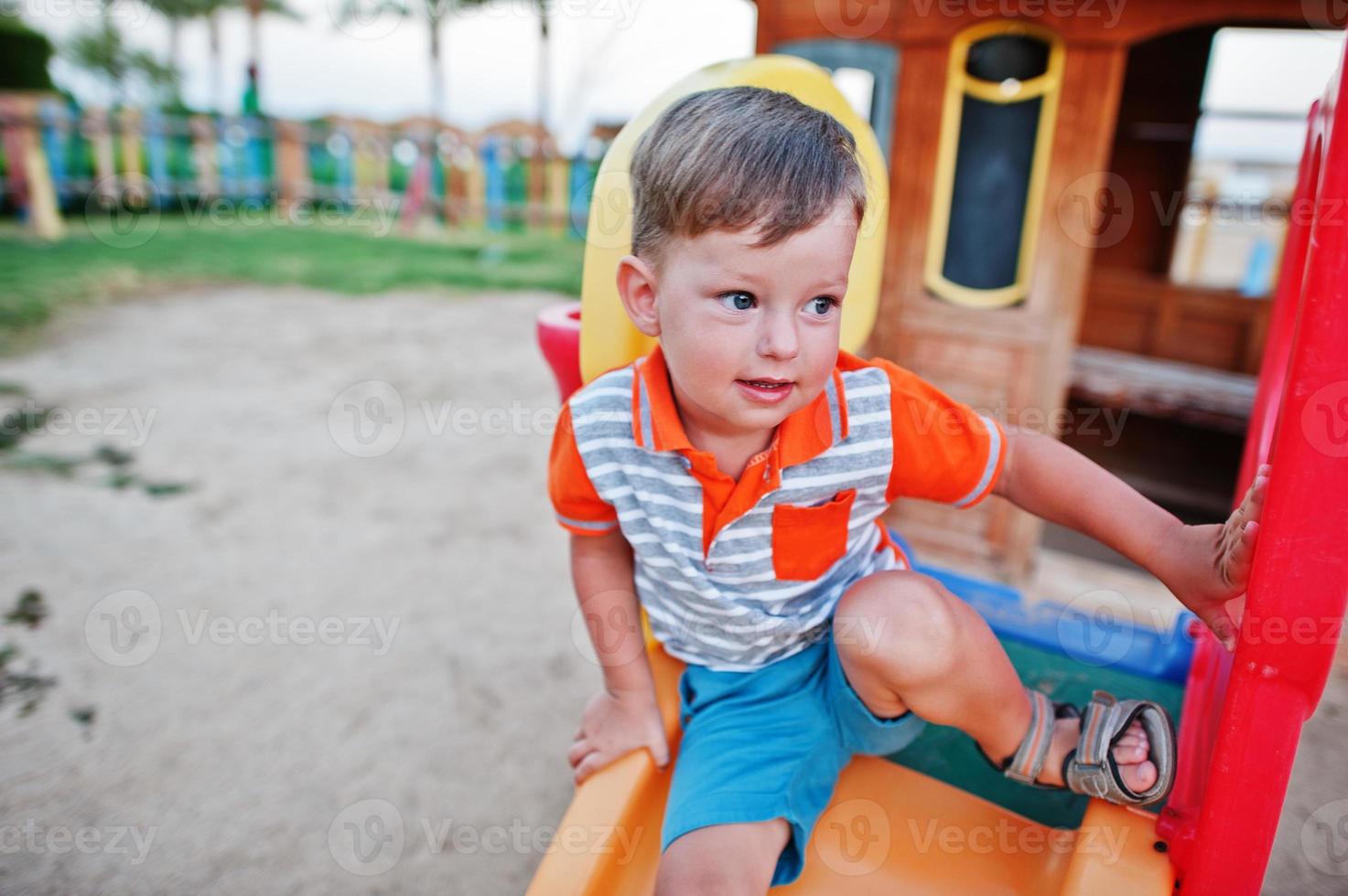 niño en el patio de recreo del resort egipcio. foto