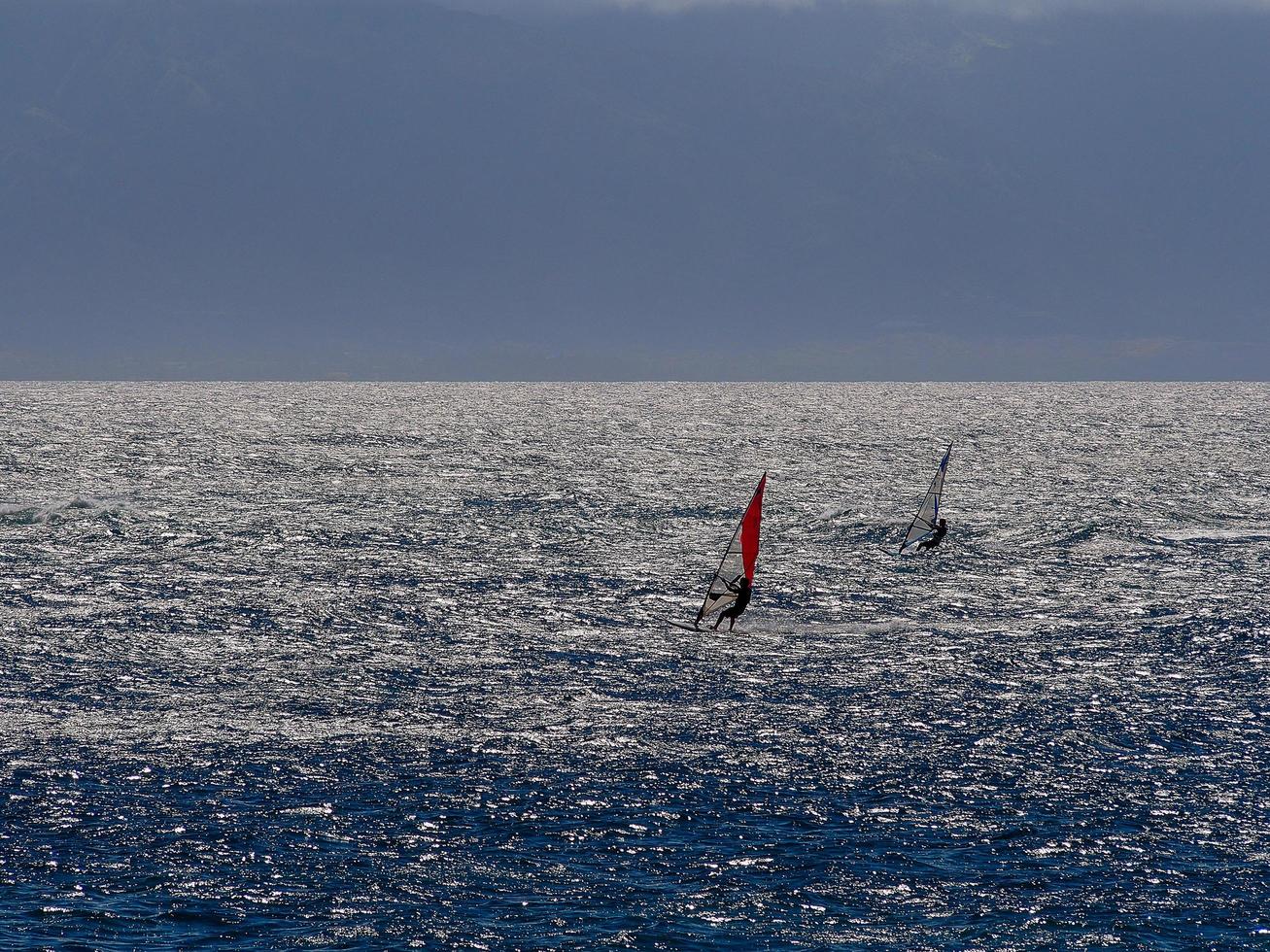 dos windsurfistas agua azul crestería olas foto