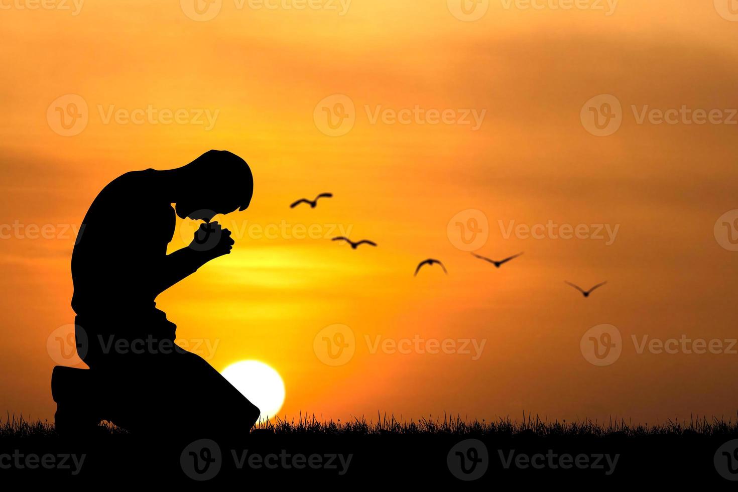 silueta de manos cristianas orando personas espirituales y religiosas orando a dios conceptos cristianos foto