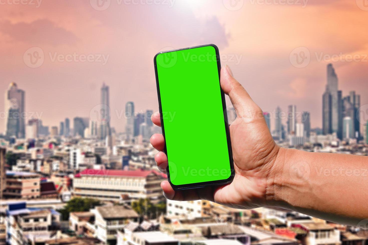 teléfono de pantalla verde para poner su contenido. foto