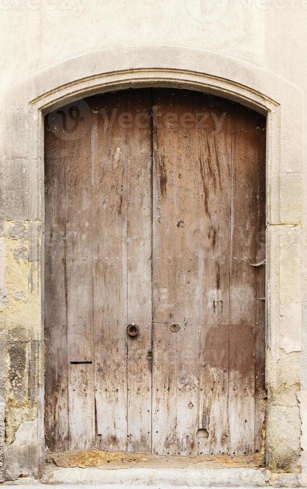 antigua puerta de madera. enfoque selectivo foto