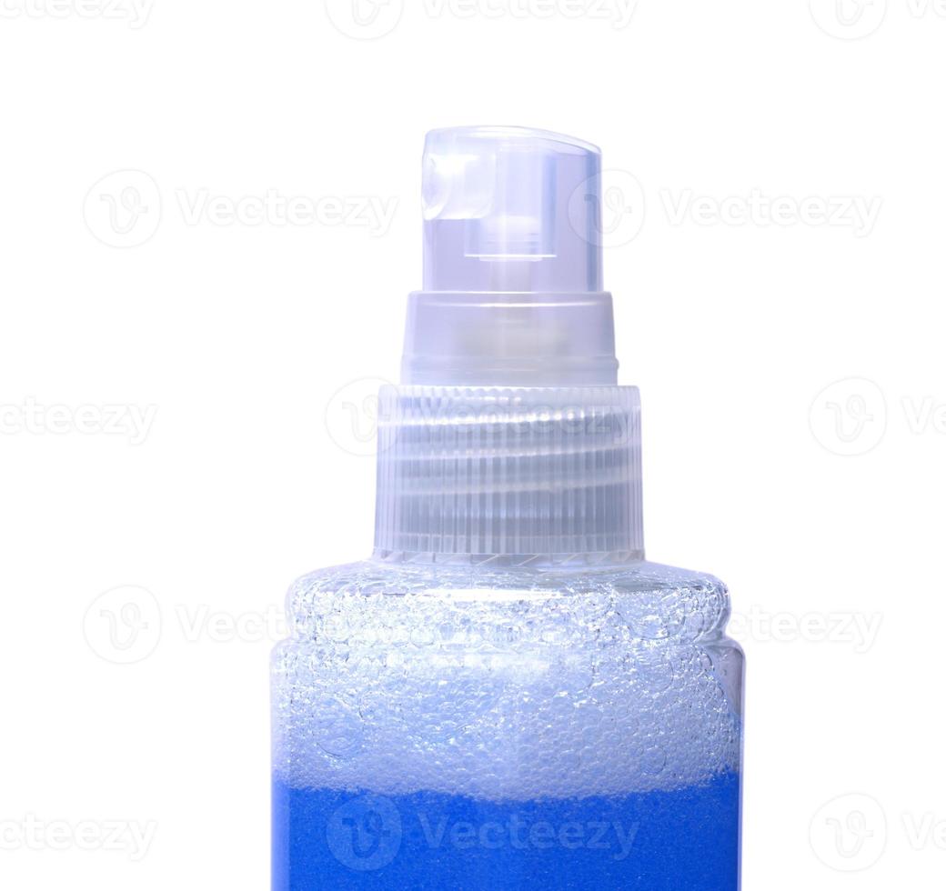 botella de plástico de detergente en aerosol sobre fondo blanco foto