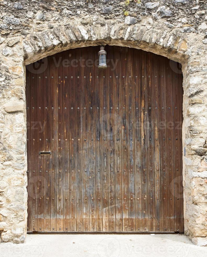antigua puerta de madera. enfoque selectivo foto