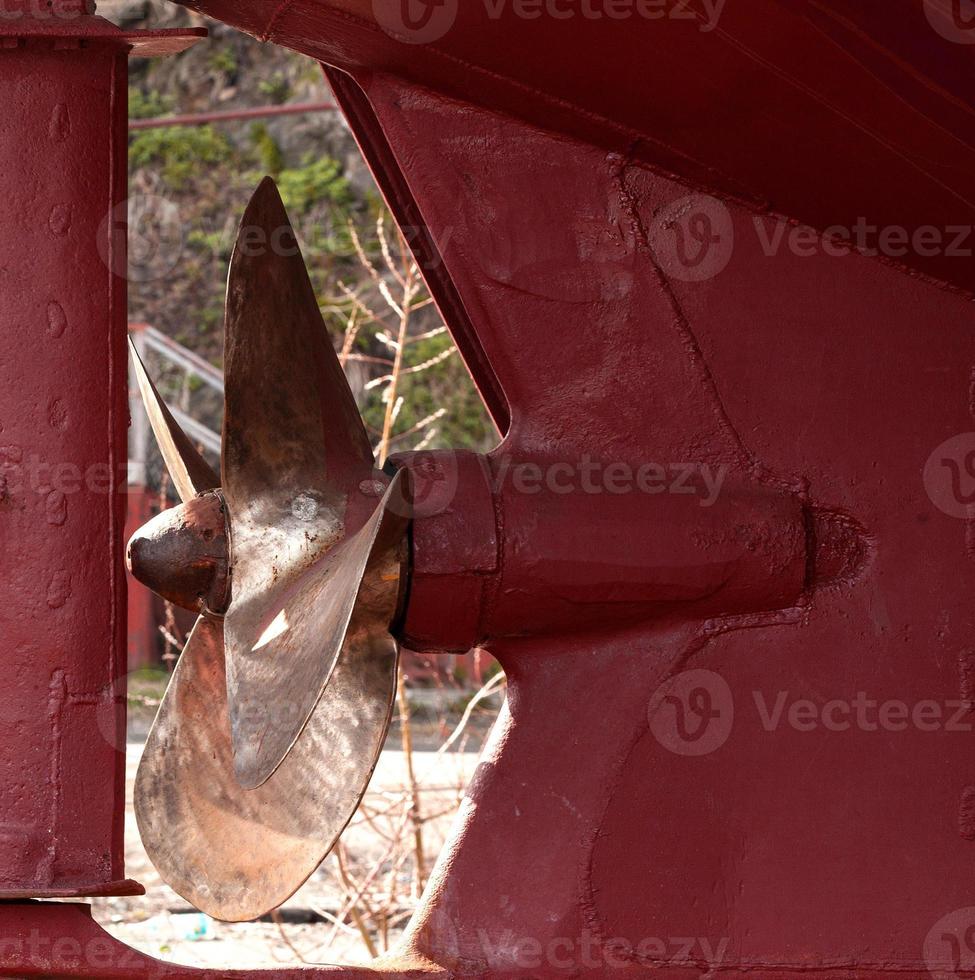 Buque de tornillo para grada de maderas en un astillero foto