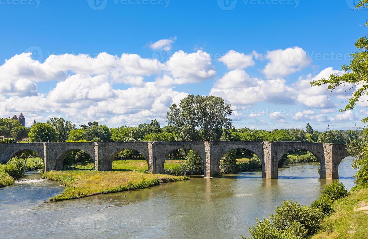 viejo puente español en la ciudad foto