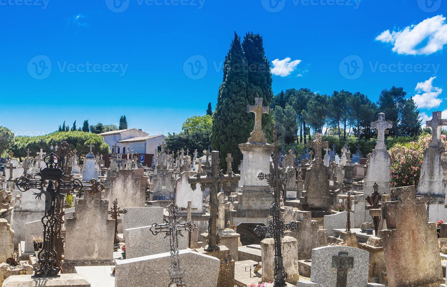 antiguo cementerio en el castillo de carcassonne en francia foto