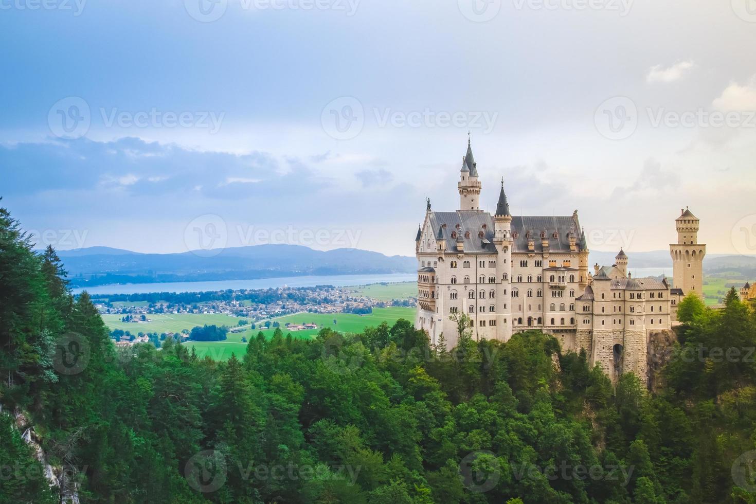 castillo de neuschwanstein en paisaje de verano cerca de munich en baviera, alemania foto