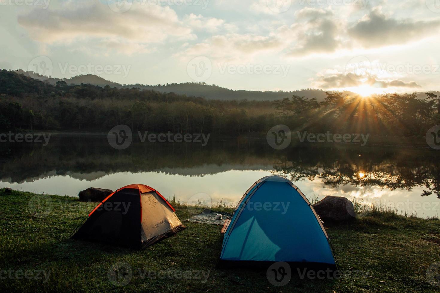 acampar el río acampar al aire libre. estilo de vida glamping. viajes de campamento accidentados. foto