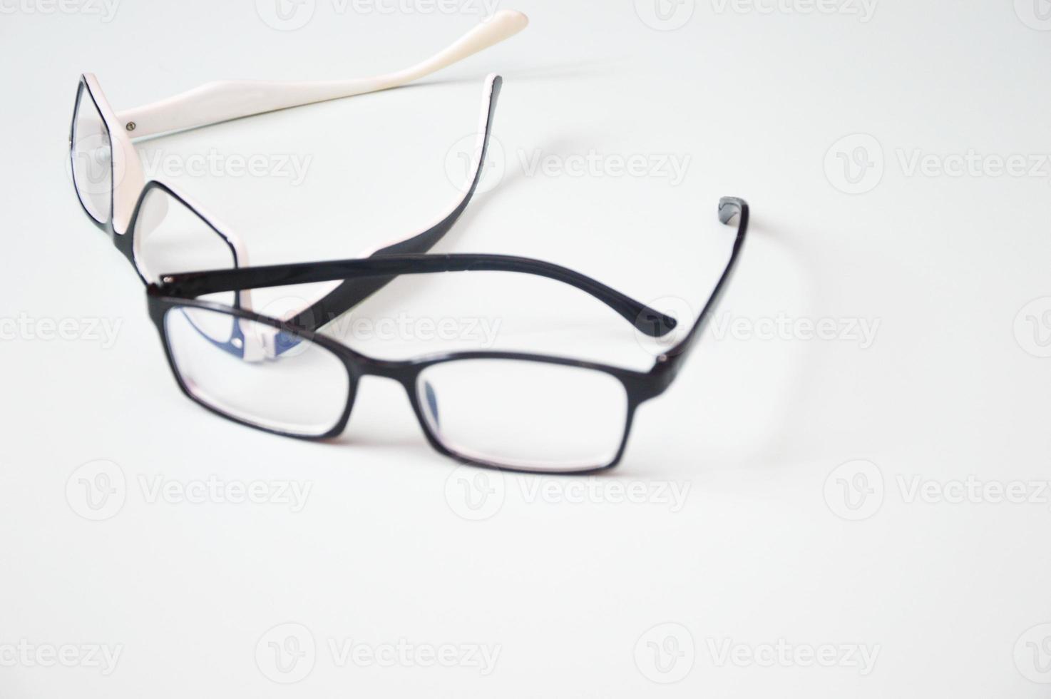 gafas para la corrección de la visión con dardos abiertos, sobre un fondo blanco. óptica, monturas, accesorios, oftalmología. foto