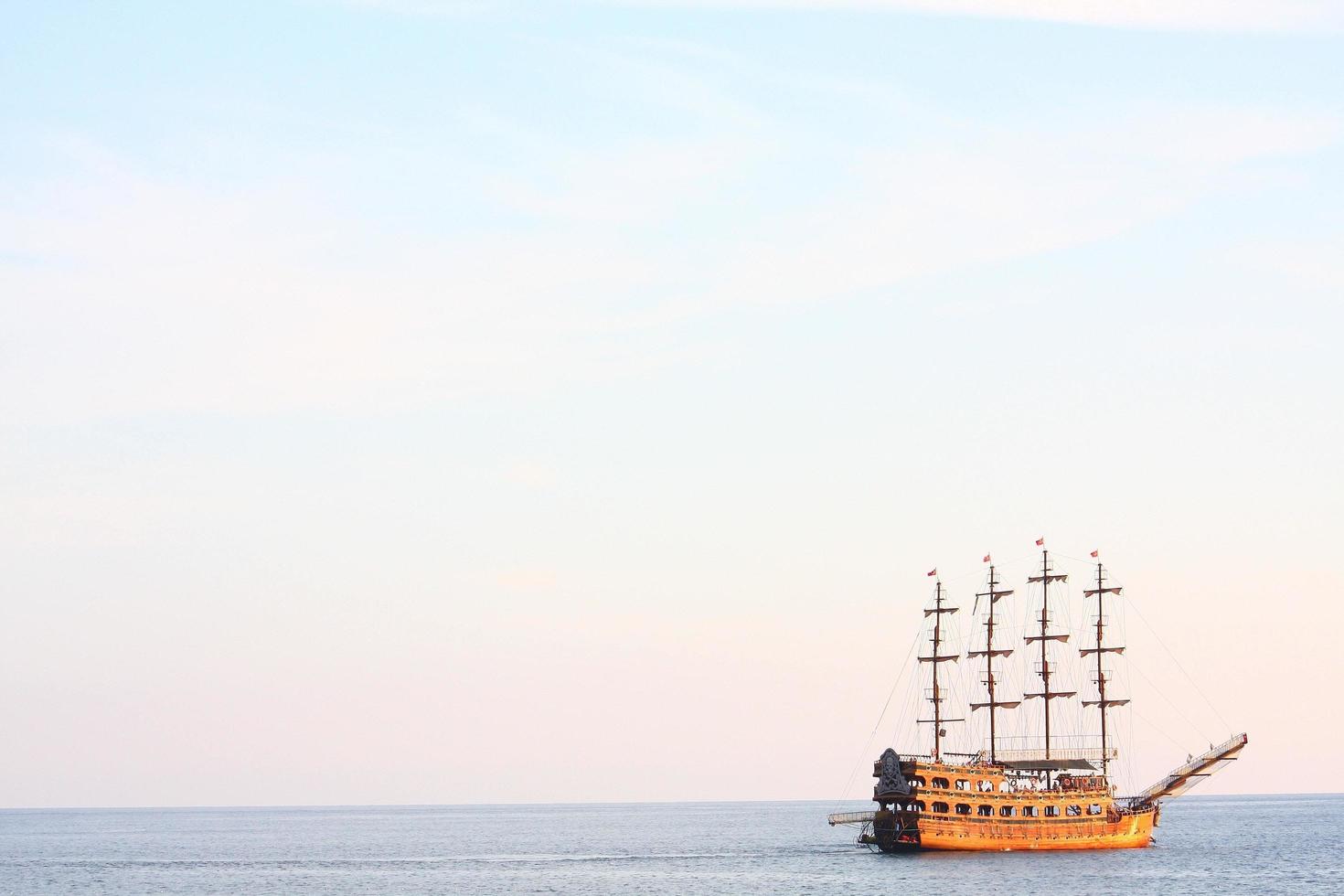 barco en el océano foto