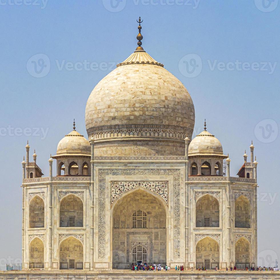 panorama del taj mahal en agra india con increíbles jardines simétricos. foto