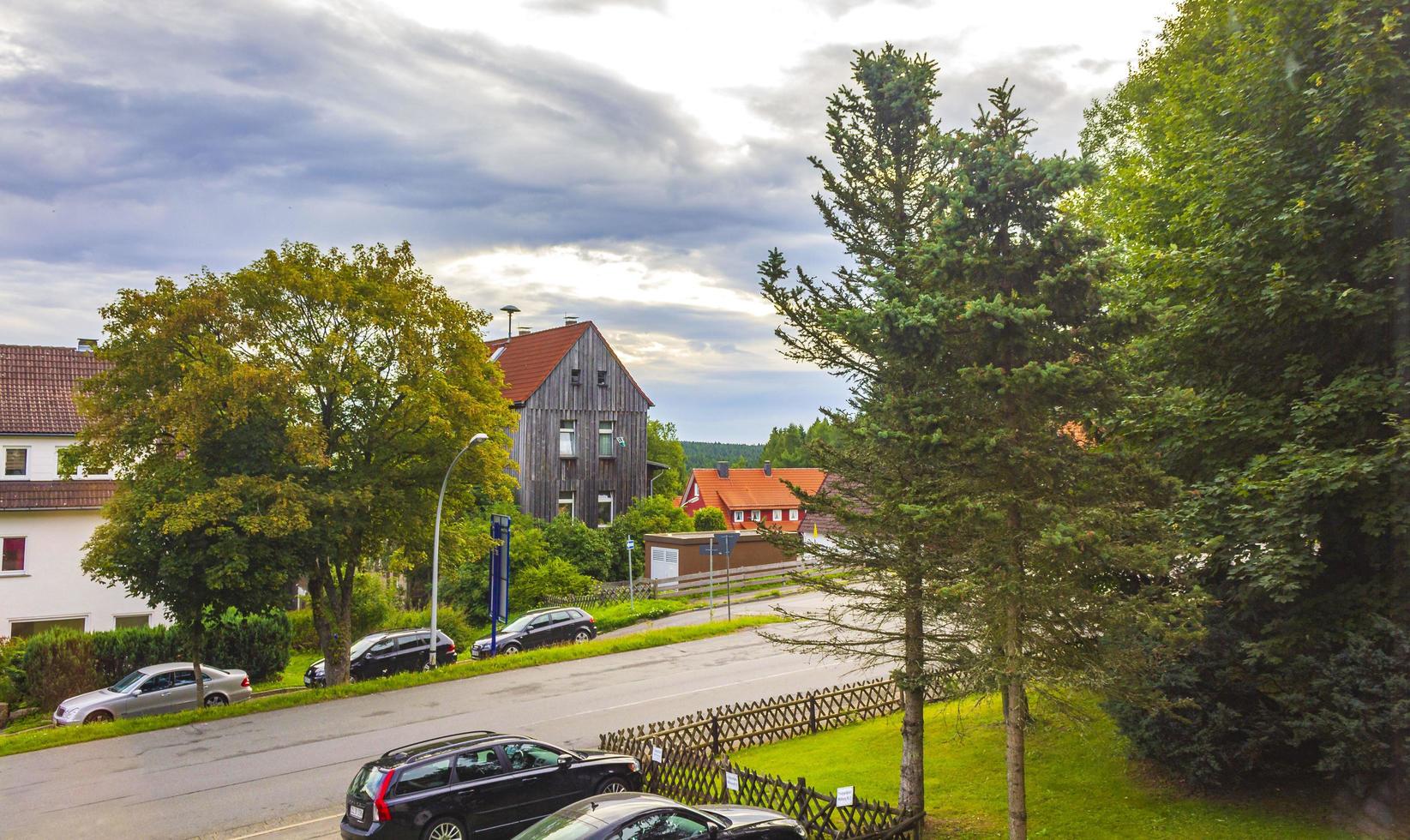 calle braunlage harz con coches casas tiendas peatones montañas alemania. foto