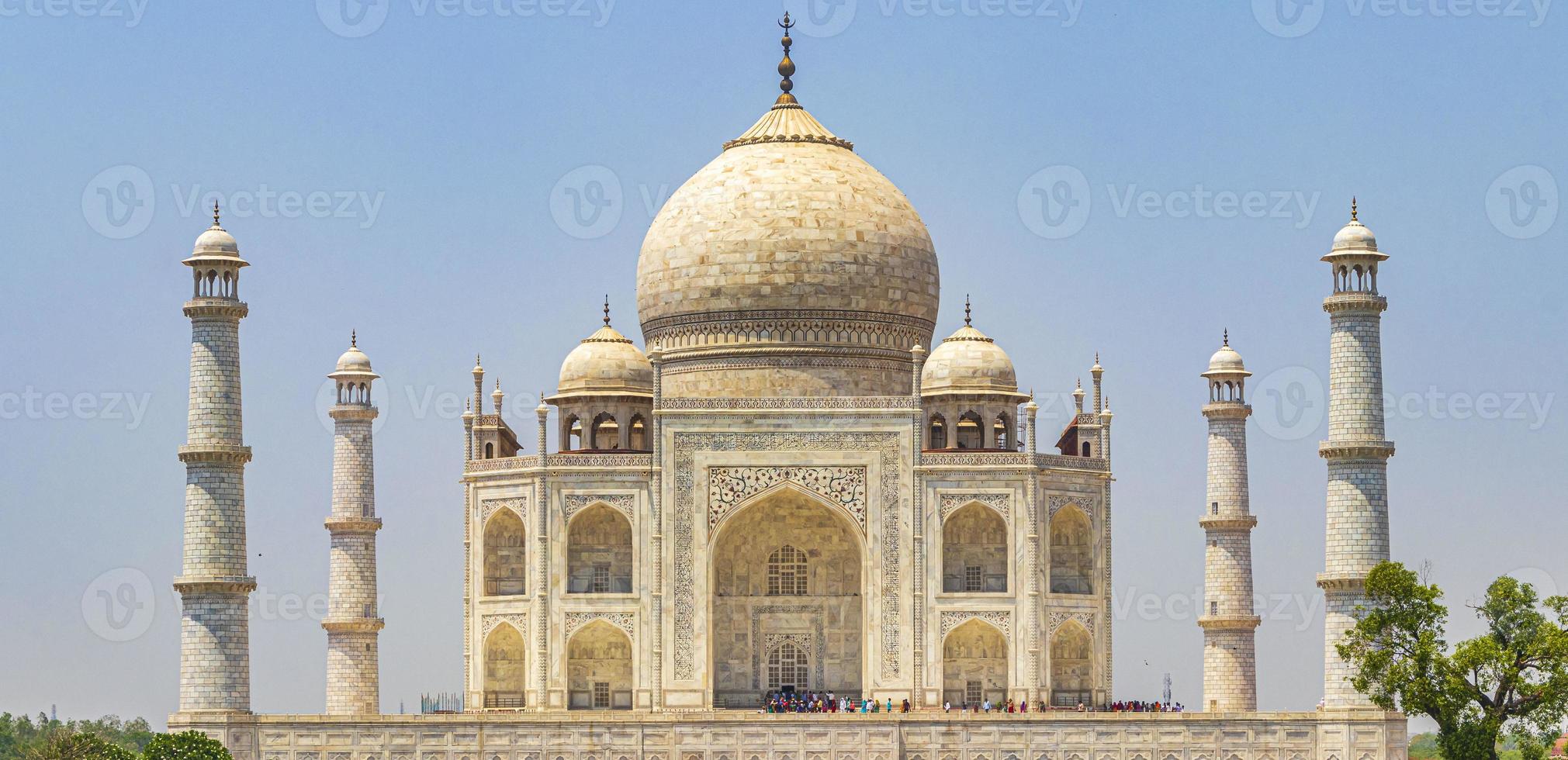 panorama del taj mahal en agra india con increíbles jardines simétricos. foto